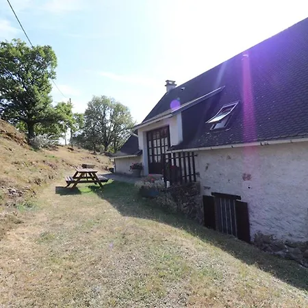 Prázdninový dům Gite Au Calme, 6 Pers, Parc Des Volcans D'auvergne, 3 Chambres, Bbq, Tv, Jardin, Proche Activites - Fr-1-742-478